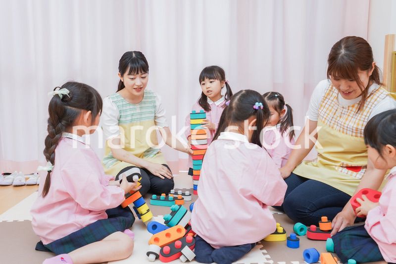 ブロックで遊ぶ子どもたち