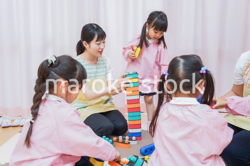 ブロックで遊ぶ子どもたち