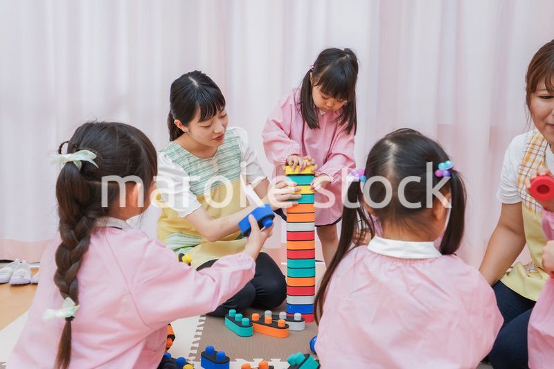 ブロックで遊ぶ子どもたち