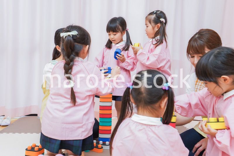 ブロックで遊ぶ子どもたち