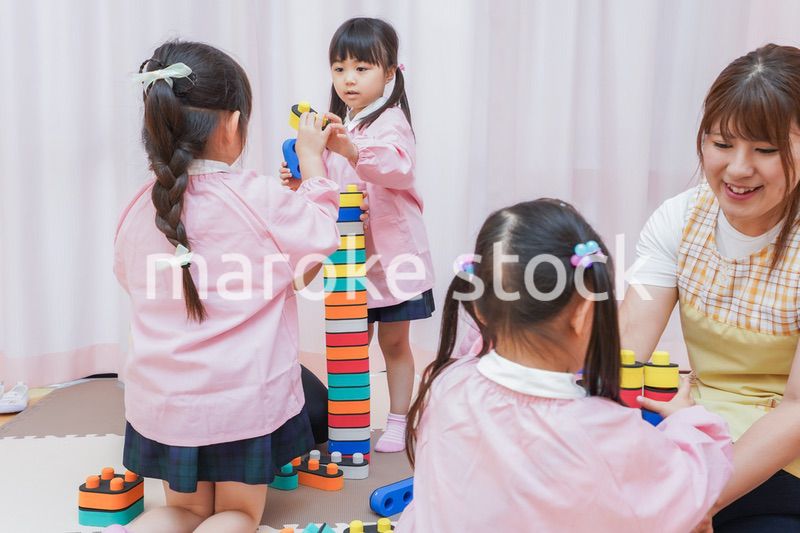 ブロックで遊ぶ子どもたち