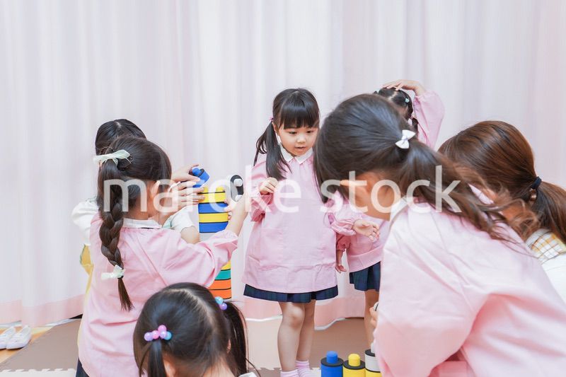 ブロックで遊ぶ子どもたち