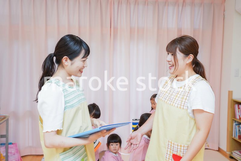 引き継ぎをする保育士
