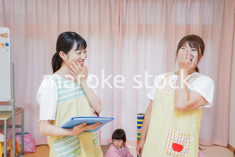 引き継ぎをする保育士