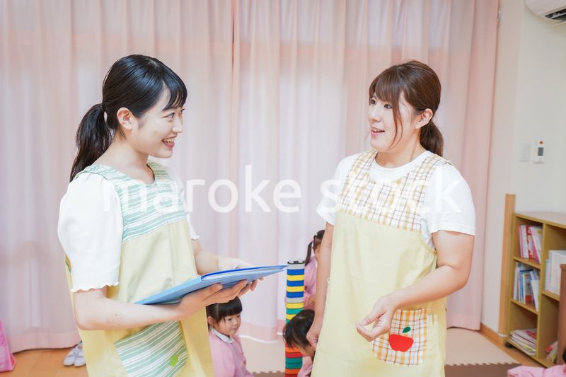 引き継ぎをする保育士