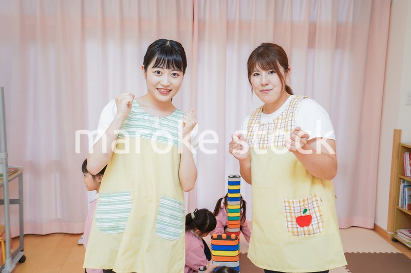 引き継ぎをする保育士