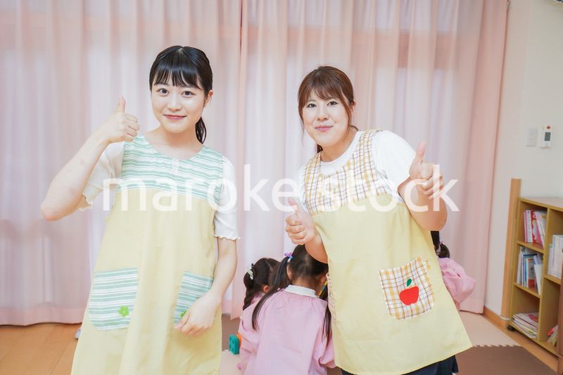 引き継ぎをする保育士