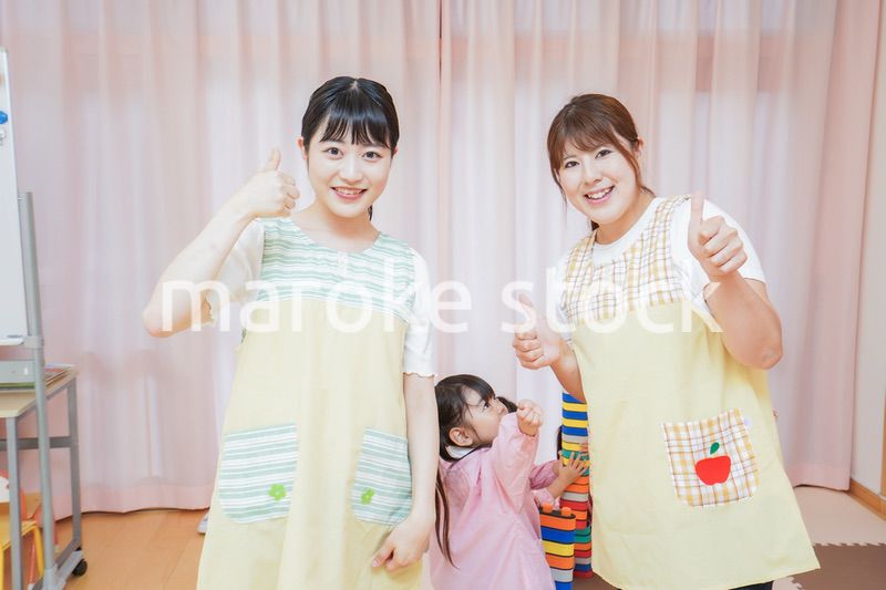 引き継ぎをする保育士