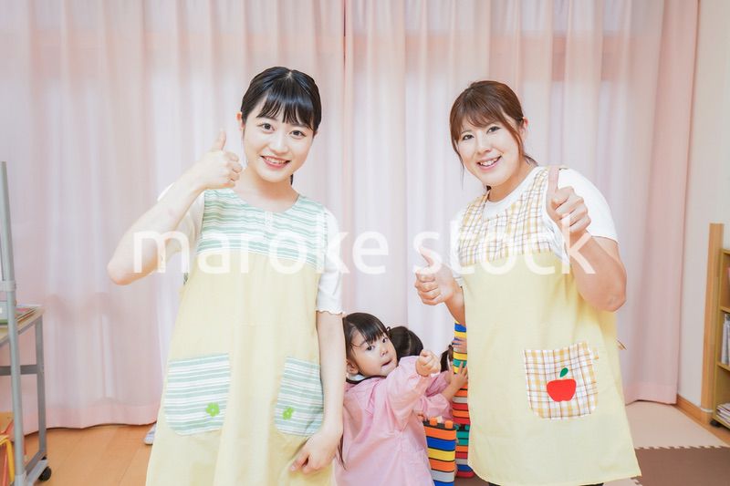 引き継ぎをする保育士