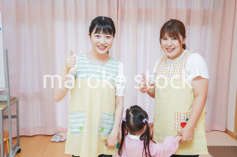 引き継ぎをする保育士