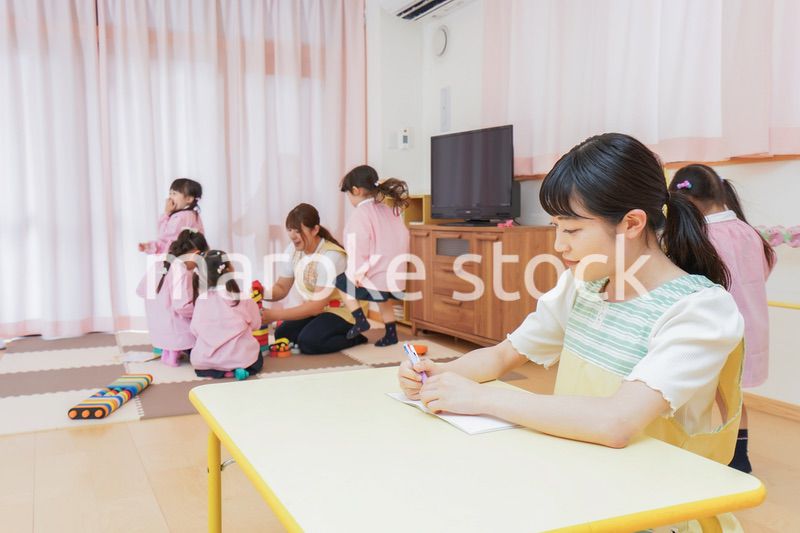 引き継ぎをする保育士