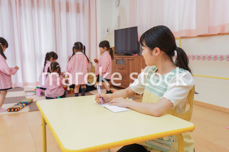 引き継ぎをする保育士