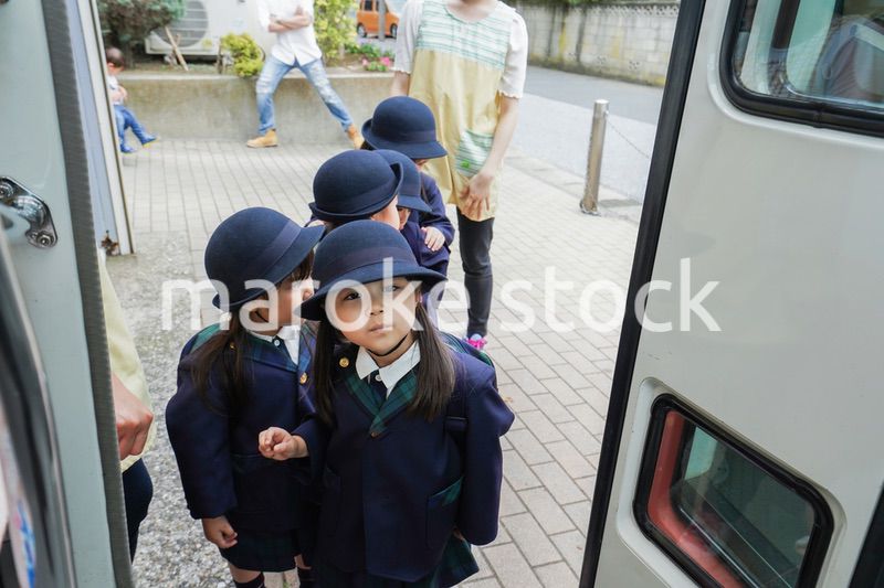 登校する子どもたち