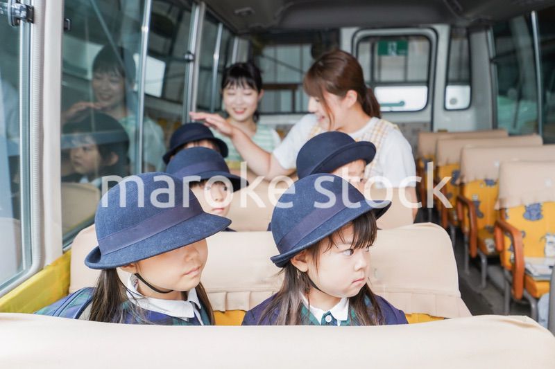 幼児バスに乗る子どもたち