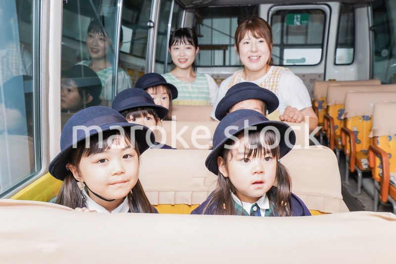 幼児バスに乗る子どもたち