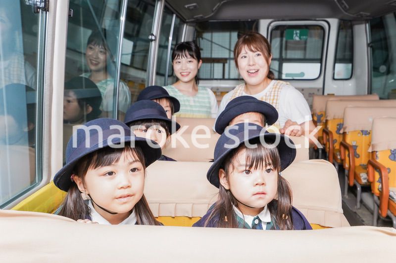 幼児バスに乗る子どもたち