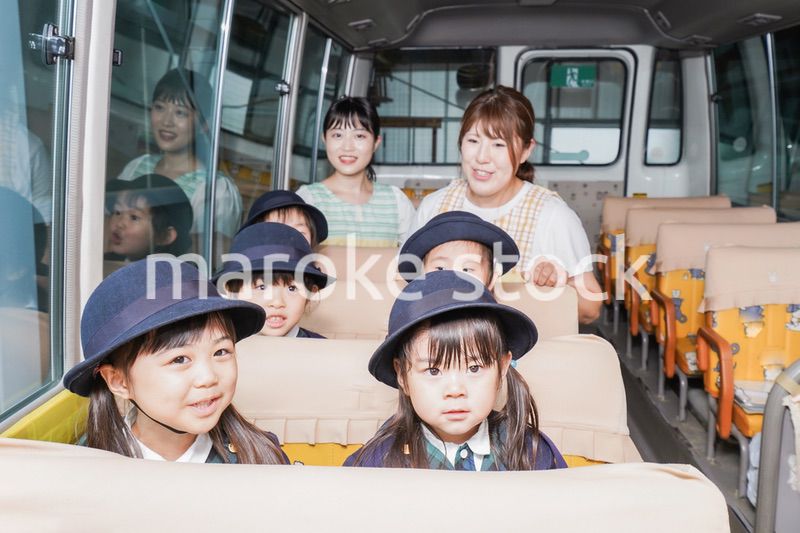 幼児バスに乗る子どもたち