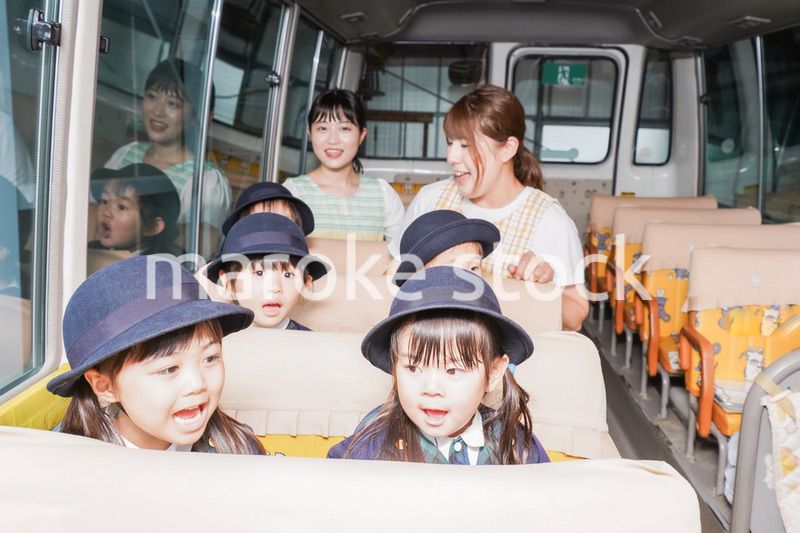 幼児バスに乗る子どもたち