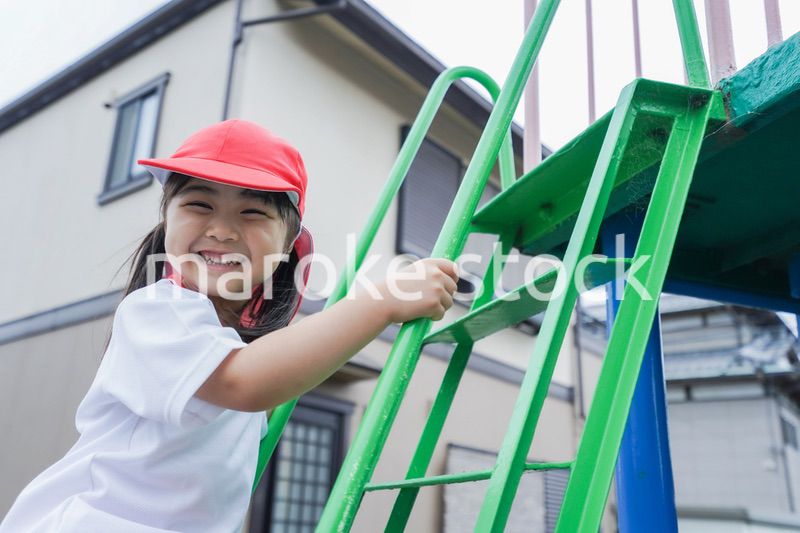 幼稚園の野外で遊ぶ子供