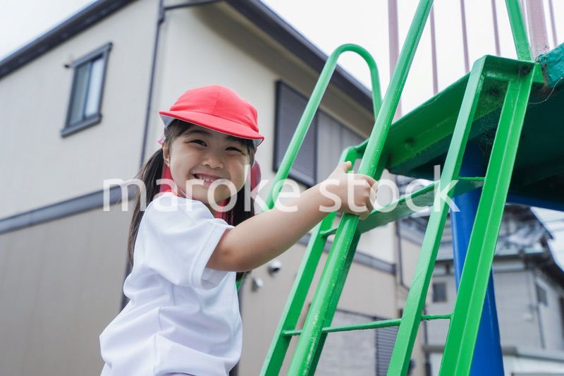 幼稚園の野外で遊ぶ子供