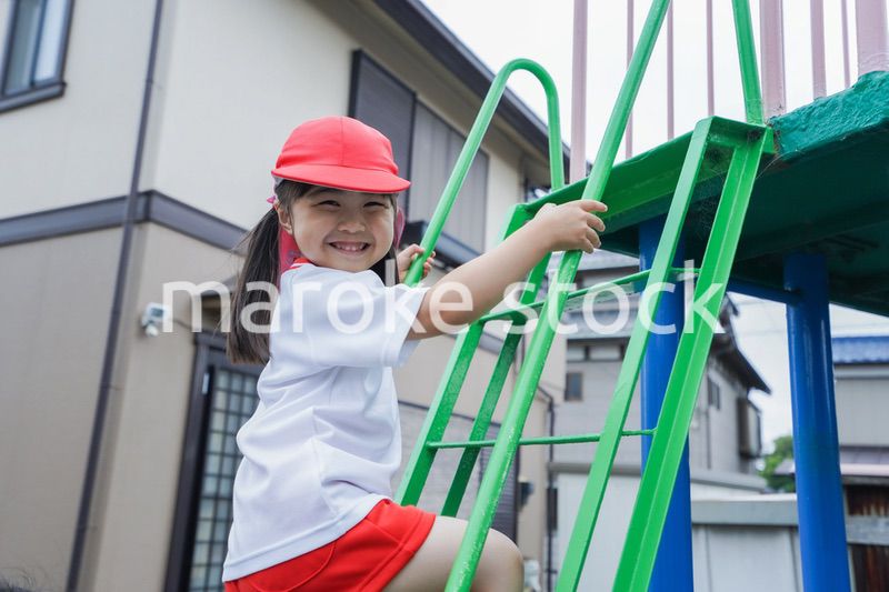 幼稚園の野外で遊ぶ子供