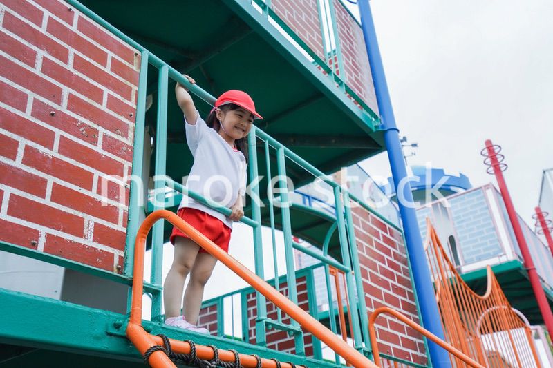 幼稚園の野外で遊ぶ子供