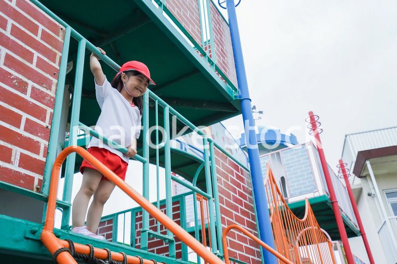 幼稚園の野外で遊ぶ子供