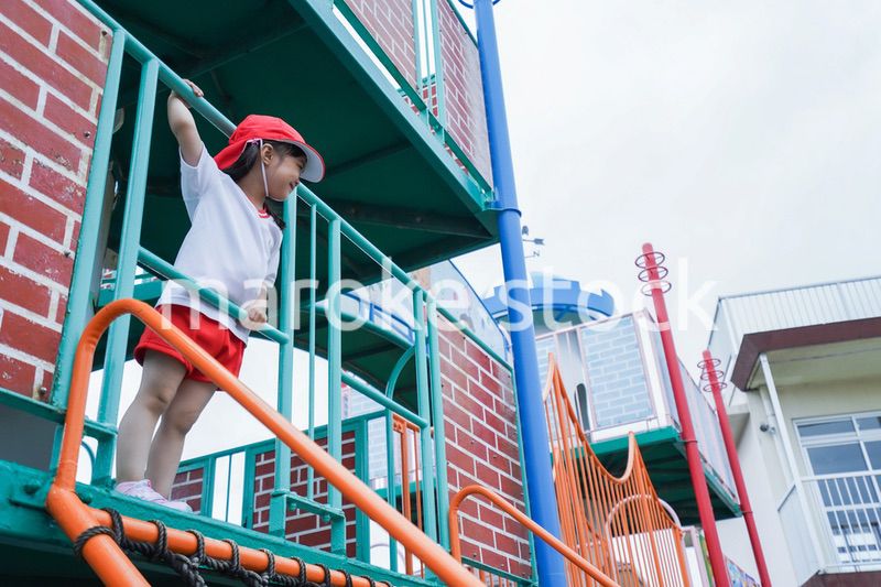 幼稚園の野外で遊ぶ子供