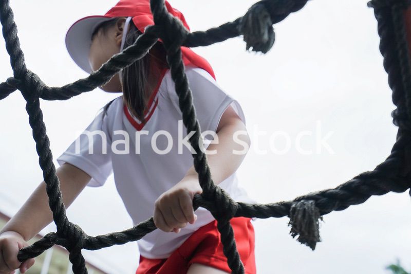 幼稚園の野外で遊ぶ子供