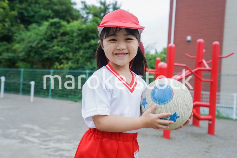 幼稚園の野外で遊ぶ子供