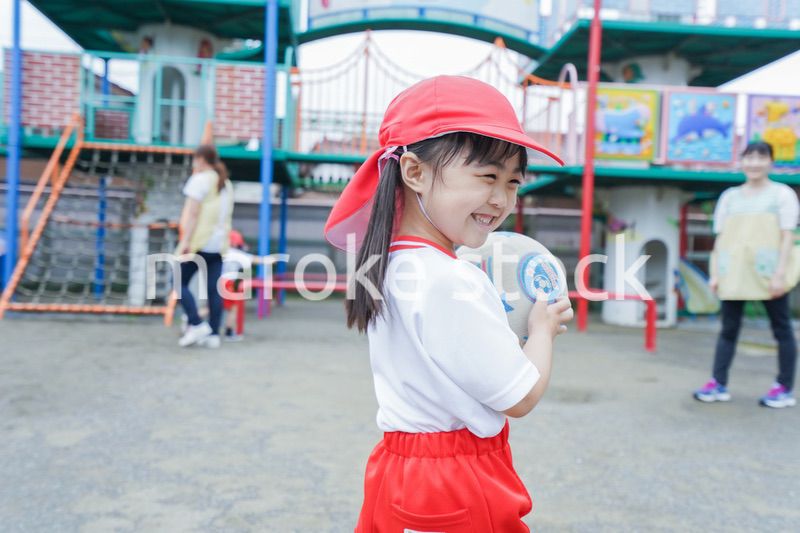 幼稚園の野外で遊ぶ子供