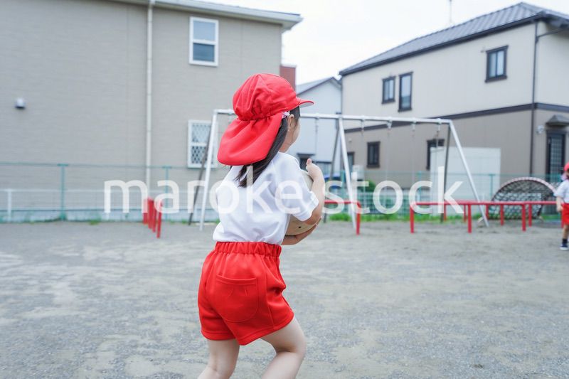 幼稚園の野外で遊ぶ子供