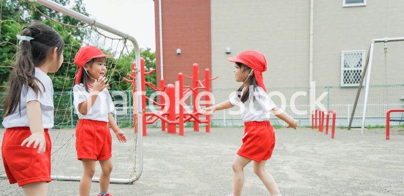 外で遊ぶ保育園の子どもたち