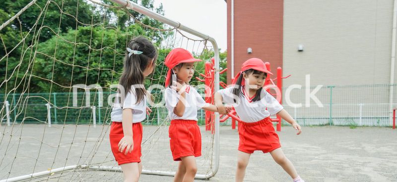 外で遊ぶ保育園の子どもたち