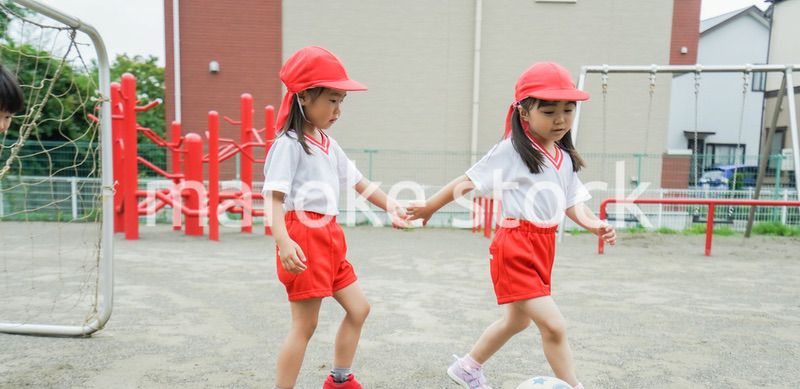 外で遊ぶ保育園の子どもたち