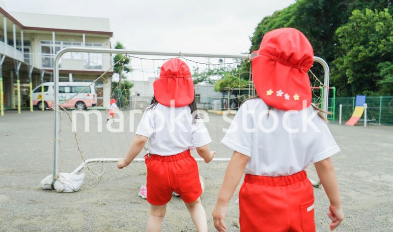 外で遊ぶ保育園の子どもたち