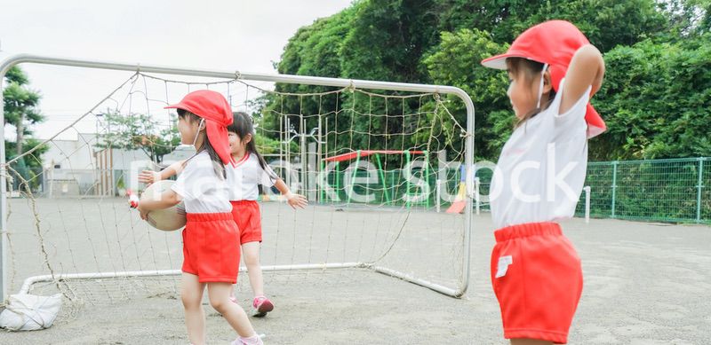 外で遊ぶ保育園の子どもたち