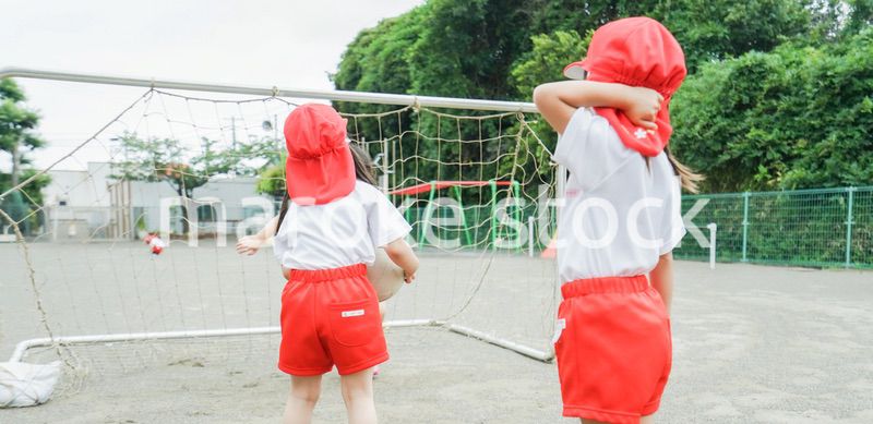 外で遊ぶ保育園の子どもたち