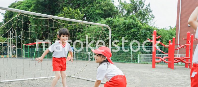外で遊ぶ保育園の子どもたち
