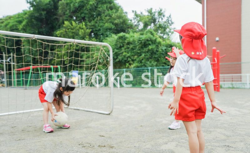 外で遊ぶ保育園の子どもたち