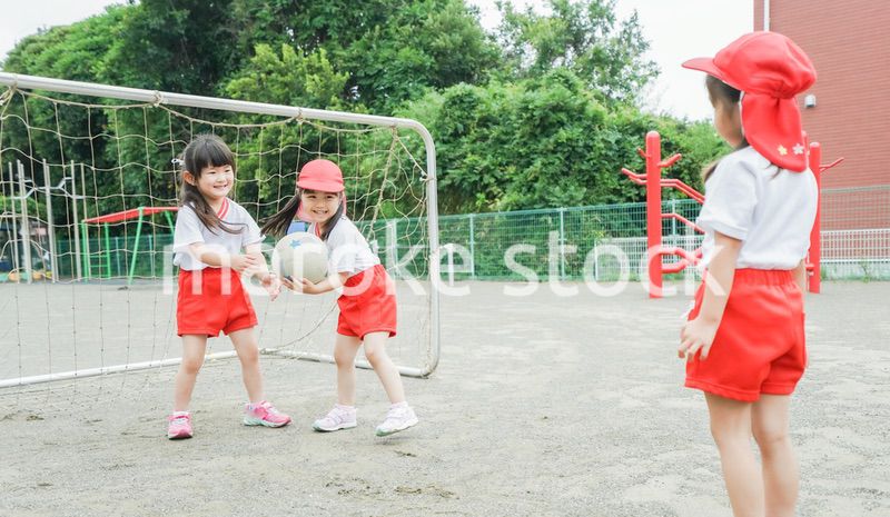 外で遊ぶ保育園の子どもたち