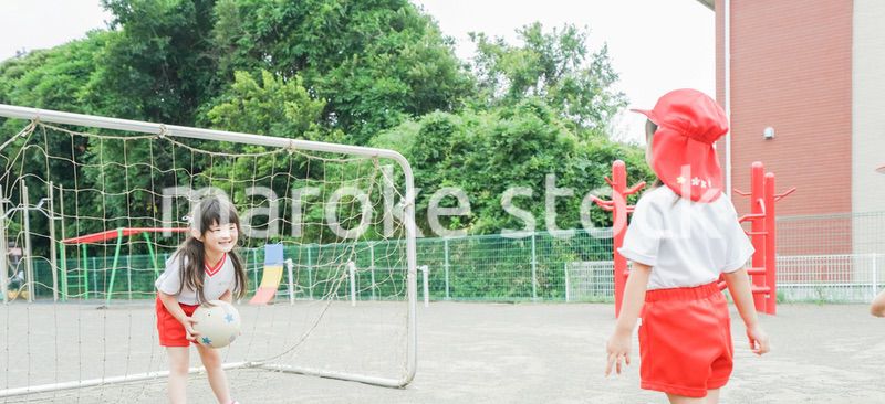 外で遊ぶ保育園の子どもたち