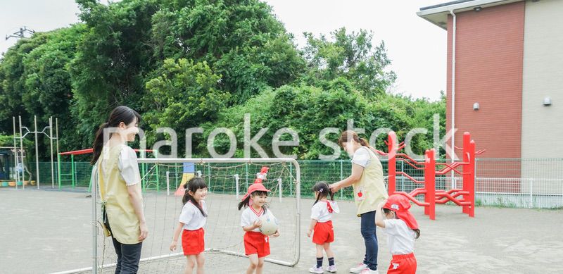 外で遊ぶ保育園の子どもたち