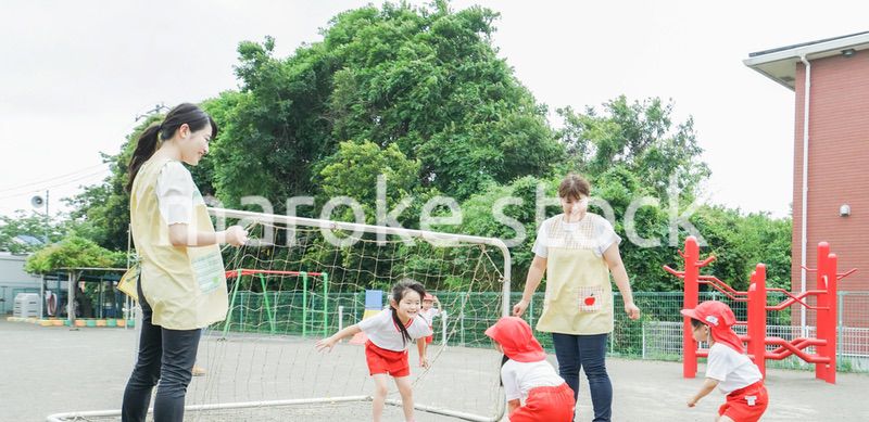 外で遊ぶ保育園の子どもたち