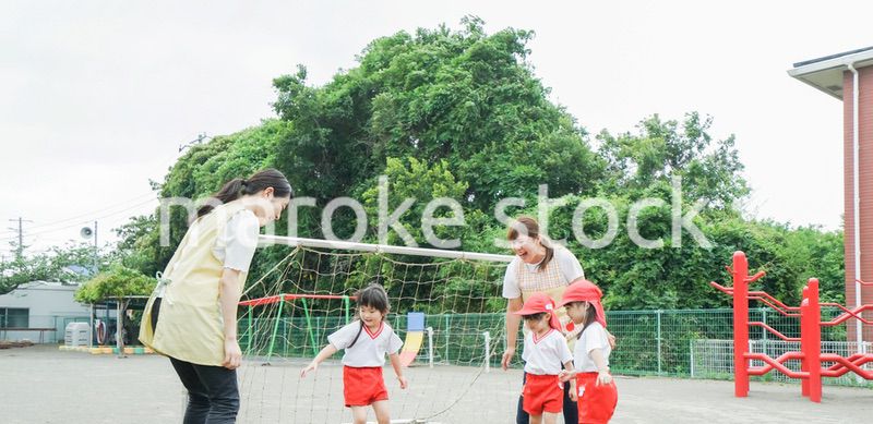 外で遊ぶ保育園の子どもたち
