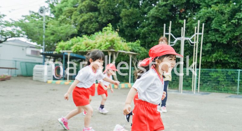 外で遊ぶ保育園の子どもたち