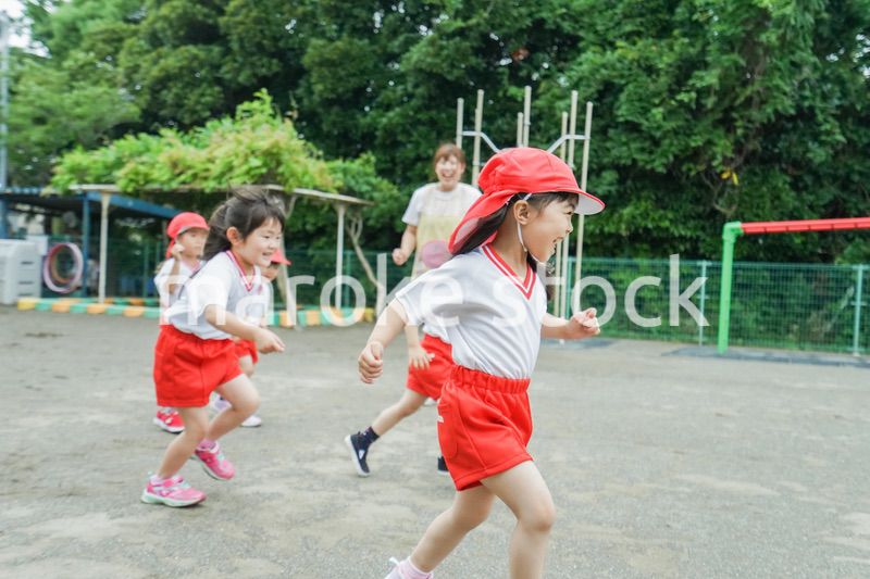外で遊ぶ保育園の子どもたち