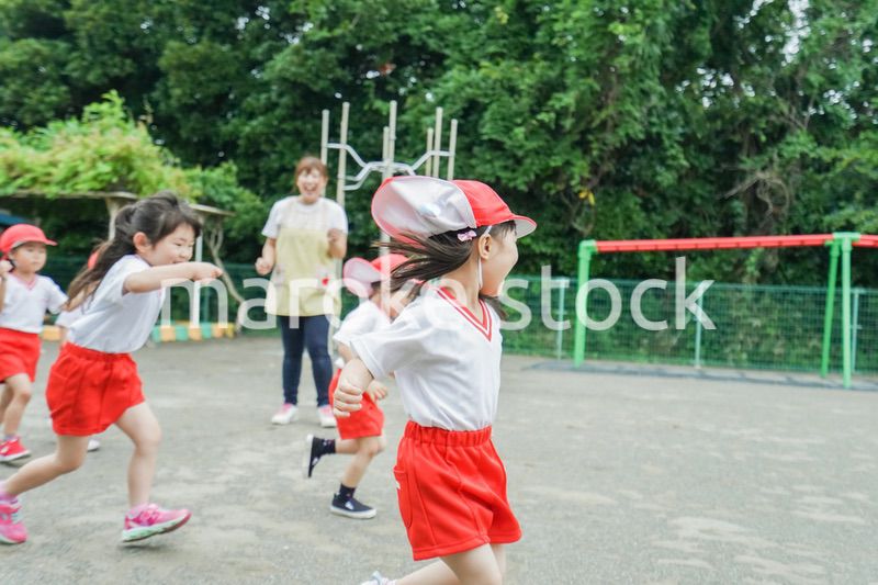 外で遊ぶ保育園の子どもたち