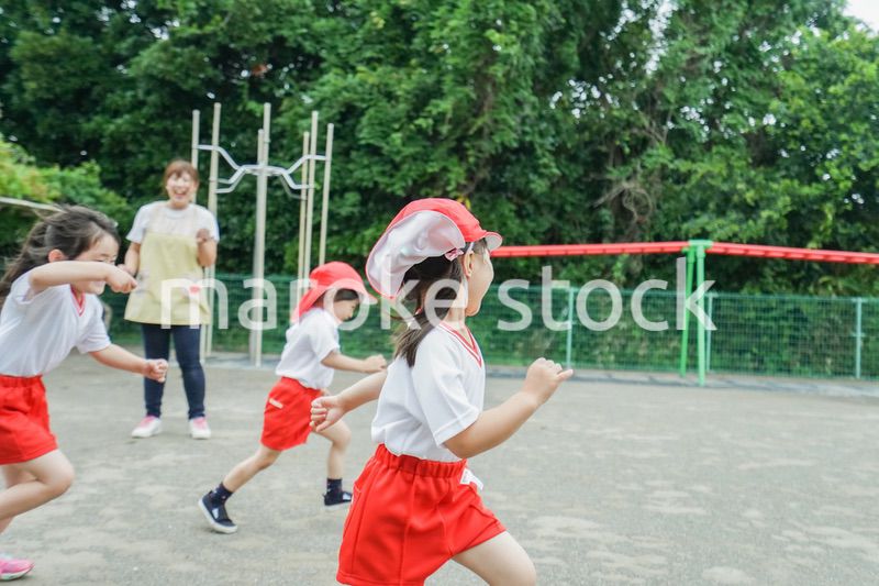 外で遊ぶ保育園の子どもたち
