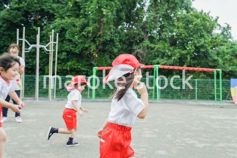 外で遊ぶ保育園の子どもたち